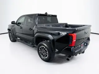 Toyota Tacoma 2024 4x4 SR5 4dr Double Cab 5.0 ft SB