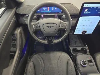 Ford Mustang Mach-E 2024 con tracción en las cuatro ruedas y premium de 4 puertas SUV