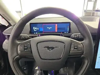 Ford Mustang Mach-E 2024 con tracción en las cuatro ruedas y premium de 4 puertas SUV