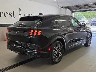 Ford Mustang Mach-E 2024 con tracción en las cuatro ruedas y premium de 4 puertas SUV