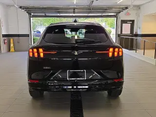 Ford Mustang Mach-E 2024 con tracción en las cuatro ruedas y premium de 4 puertas SUV