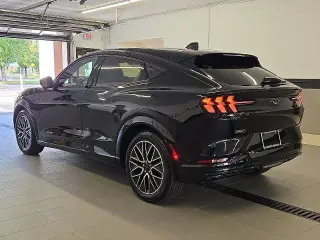 Ford Mustang Mach-E 2024 con tracción en las cuatro ruedas y premium de 4 puertas SUV