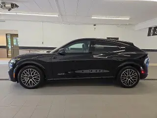 Ford Mustang Mach-E 2024 con tracción en las cuatro ruedas y premium de 4 puertas SUV