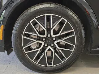 Ford Mustang Mach-E 2024 con tracción en las cuatro ruedas y premium de 4 puertas SUV