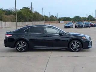 Toyota Camry 2020 SE Sedán 4 puertas