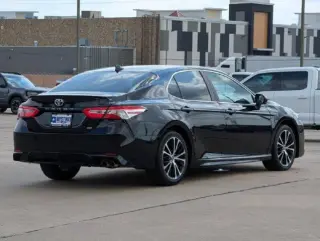 Toyota Camry 2020 SE Sedán 4 puertas