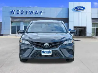Toyota Camry 2020 SE Sedán 4 puertas