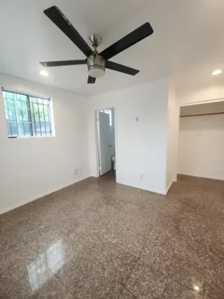 Se renta cuarto bano propio