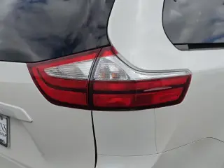 Toyota Sienna 2017 XLE 7-Pasajeros Asiento de Acceso Automático 4dr Mini-Van