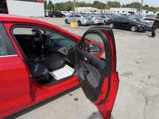 2019 Chevrolet Cruze 4dr Sdn LT