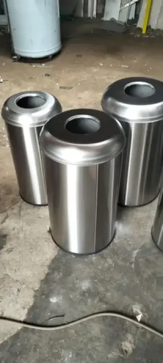 Tachos y papeleras de acero in