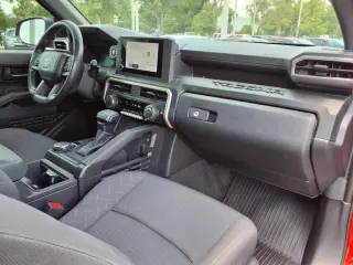 Toyota Tacoma 2024 4x4 SR 4p Doble Cabina Doble 5.0 ft CB 8A