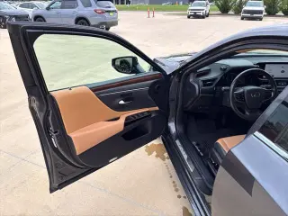 Lexus ES 300h 2025 F SPORT Diseño 4dr Sedán