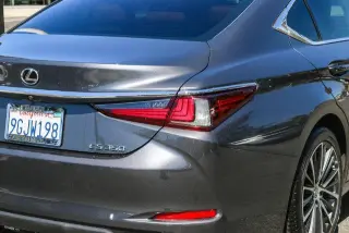 Sedán Lexus ES 350 2023 de 4 puertas
