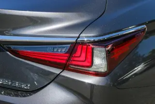 Sedán Lexus ES 350 2023 de 4 puertas