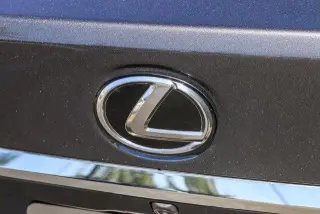 Sedán Lexus ES 350 2023 de 4 puertas