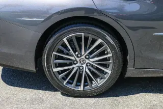 Sedán Lexus ES 350 2023 de 4 puertas