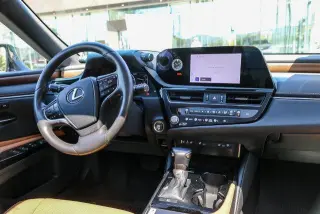 Sedán Lexus ES 350 2023 de 4 puertas