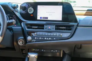 Sedán Lexus ES 350 2023 de 4 puertas