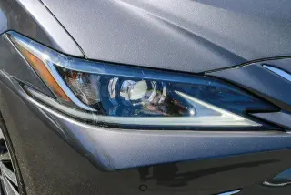 Sedán Lexus ES 350 2023 de 4 puertas