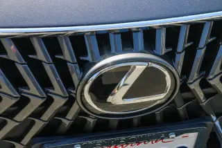Sedán Lexus ES 350 2023 de 4 puertas