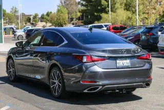 Sedán Lexus ES 350 2023 de 4 puertas