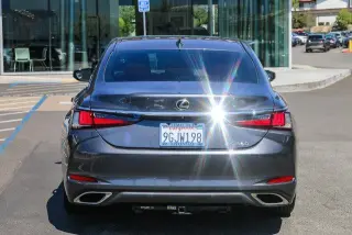 Sedán Lexus ES 350 2023 de 4 puertas