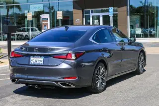 Sedán Lexus ES 350 2023 de 4 puertas