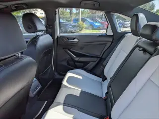 Volkswagen Jetta 2021 Línea R 4p Sedan 8A