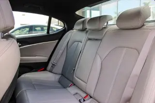 Genesis G70 2025 2.5T Estándar 4p Sedan