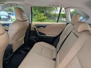 Toyota RAV4 Híbrido 2023 AWD XLE Premium SUV 4 puertas