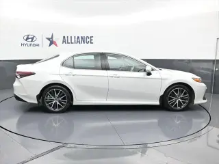 Toyota Camry Híbrido 2022 XLE 4p Sedán