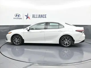 Toyota Camry Híbrido 2022 XLE 4p Sedán