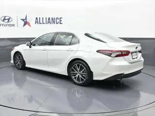 Toyota Camry Híbrido 2022 XLE 4p Sedán