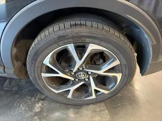 Toyota C-HR 2018 XLE Premium 4dr Crossover