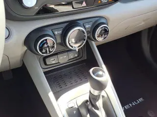 Hyundai VENUE 2026 SEL 4dr Crossover con Techo de Dos Tones