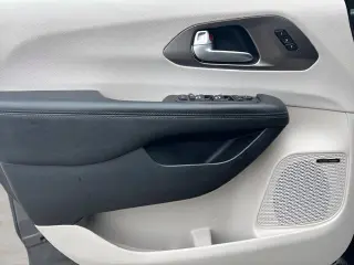 Chrysler Pacifica 2017 Limited 4dr Mini-Van