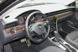 Volkswagen Passat 2020 SEL 4dr Sedán