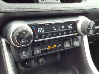 Toyota RAV4 2023 tracción en todas las ruedas XLE Premium SUV 4p