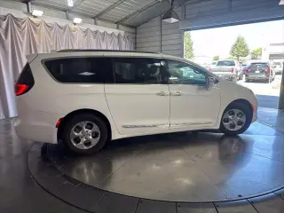 Chrysler Pacifica Hybrid 2018 Limited 4dr Mini-Van