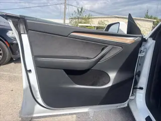 Tesla Model Y 2024 AWD Performance crossover de 4 puertas