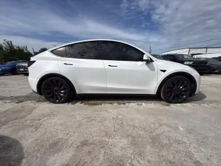 Tesla Model Y 2024 AWD Performance crossover de 4 puertas