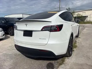 Tesla Model Y 2024 AWD Performance crossover de 4 puertas