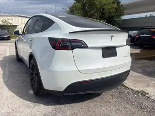 Tesla Model Y 2024 AWD Performance crossover de 4 puertas