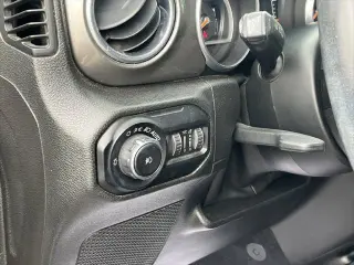 Jeep Wrangler Unlimited 2018 4x4 Sahara 4dr SUV (lanzamiento a mitad de año)