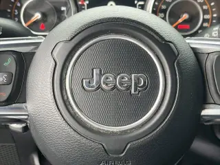 Jeep Wrangler Unlimited 2018 4x4 Sahara 4dr SUV (lanzamiento a mitad de año)