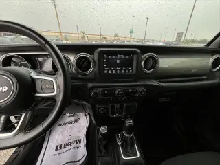 Jeep Wrangler Unlimited 2018 4x4 Sahara 4dr SUV (lanzamiento a mitad de año)