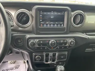 Jeep Wrangler Unlimited 2018 4x4 Sahara 4dr SUV (lanzamiento a mitad de año)