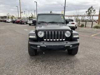 Jeep Wrangler Unlimited 2018 4x4 Sahara 4dr SUV (lanzamiento a mitad de año)