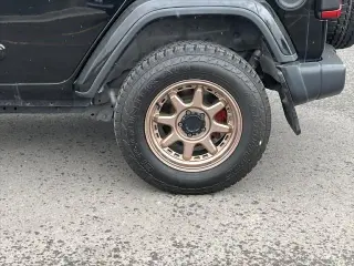 Jeep Wrangler Unlimited 2018 4x4 Sahara 4dr SUV (lanzamiento a mitad de año)